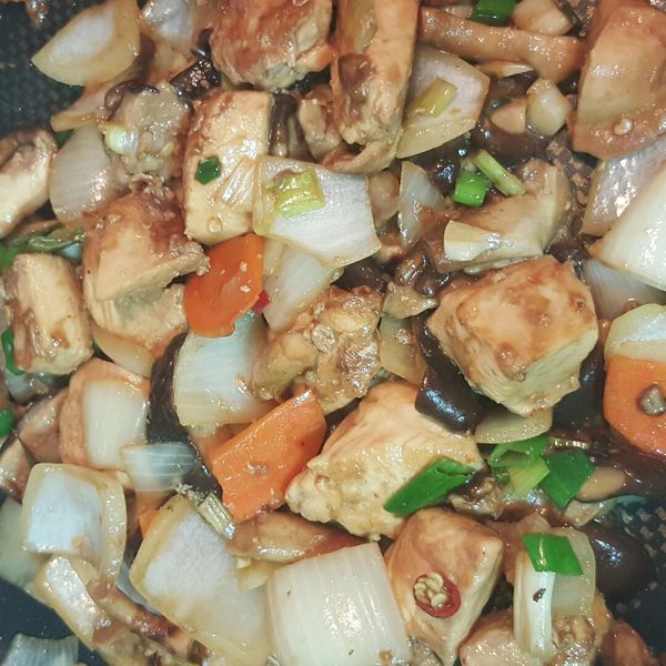 鮮香菇炒嫩雞：紅豆愛江醬 一起做