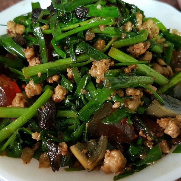 韭菜炒肉末：謝采婷 一起做