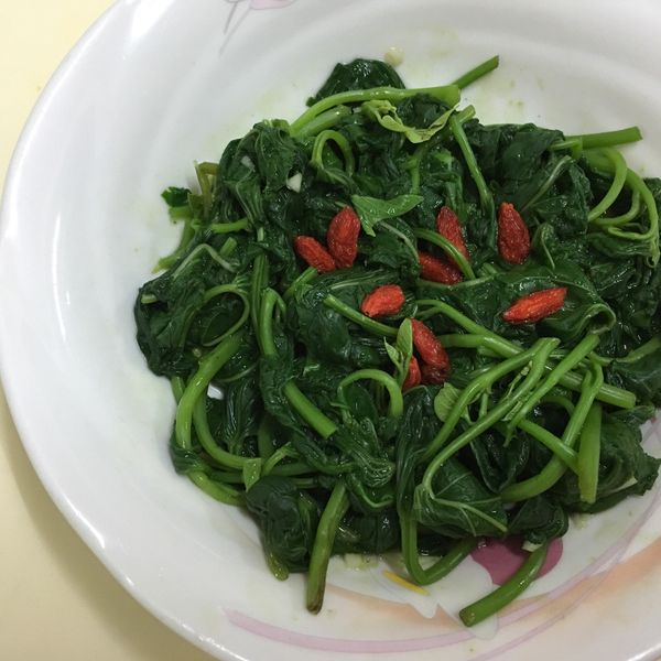 蒜香油蔥地瓜葉（僅川燙） : 小魚一起做