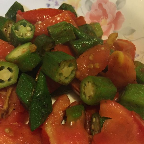 懶人妻的超簡單料理～「秋葵炒蕃茄」 : Vicky 一起做