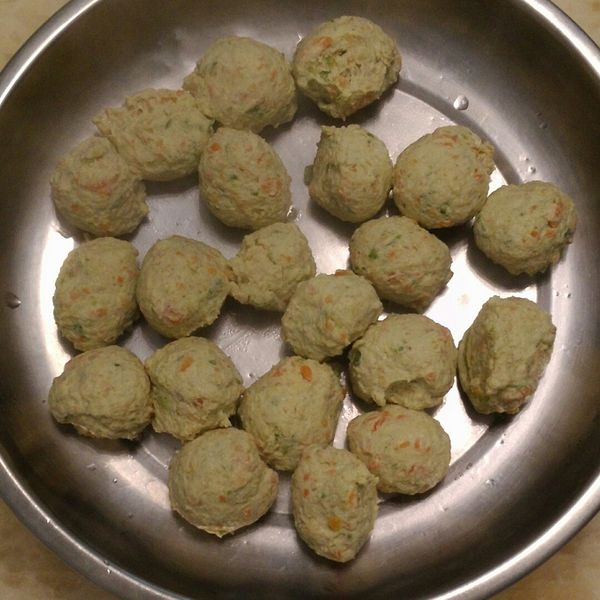 水煮雞肉丸子：宜糅 一起做