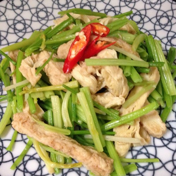 芹菜炒豆包：人妻廚房日誌-Mandy 一起做