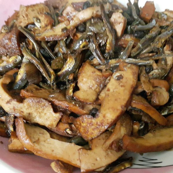 蒜苗豆鼓炒豆干小魚乾：Cathy 一起做