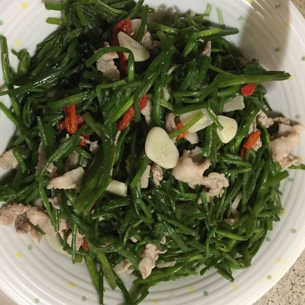 水蓮炒肉絲：娃娃 一起做