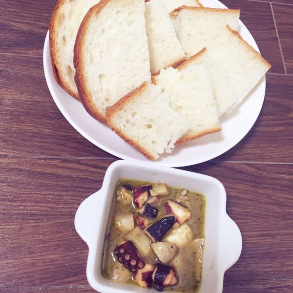 蒜味橄欖油煮章魚蘑菇Ahijo：KK 一起做