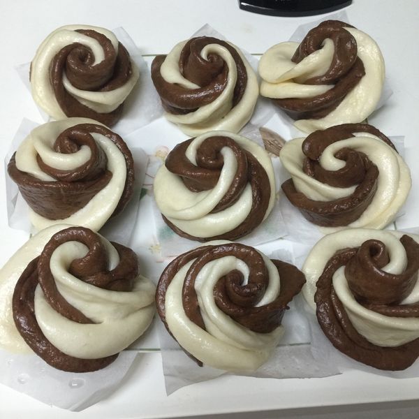 黑糖雙色玫瑰饅頭 (電鍋版) : 豬小蹄一起做