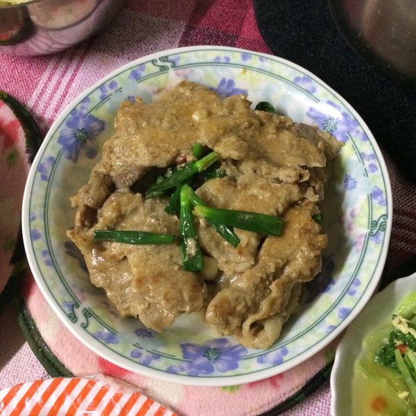 【蔥爆里肌肉】備料簡單。料理快速：Jing-Yi Chen 一起做