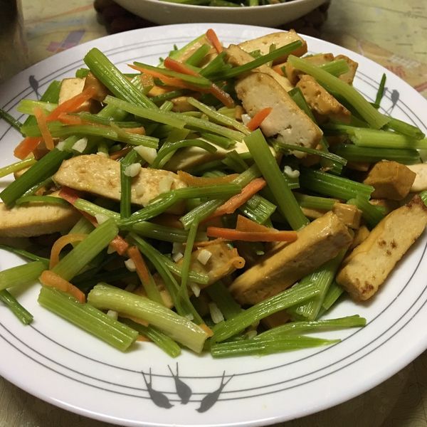 {愛美麗的輕鬆料理} ~ 芹菜豆干炒肉絲 : Weng Yichun一起做