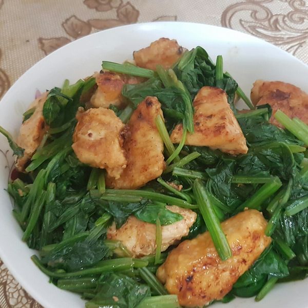 菠菜炒雞丁 : 旅行的葉子一起做
