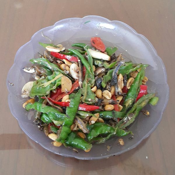 【薇薇安 私房小廚】青紅椒辣炒小魚花生 : 鍾美慧一起做