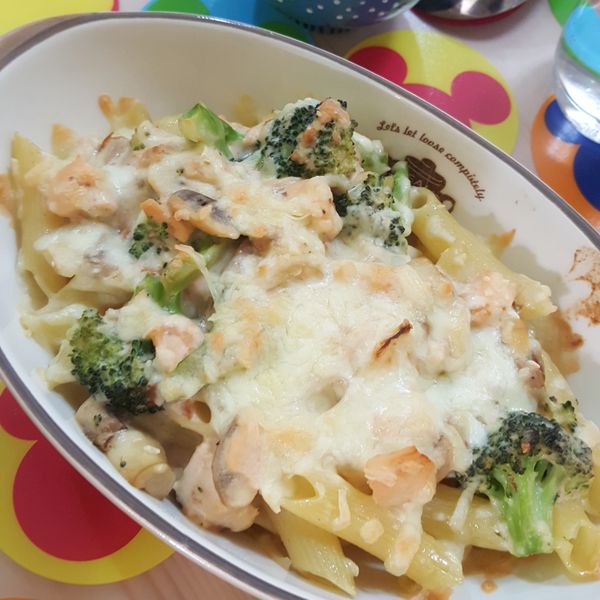 焗烤鮭魚蘑菇奶油白醬義大利麵 : Sandy Wang一起做