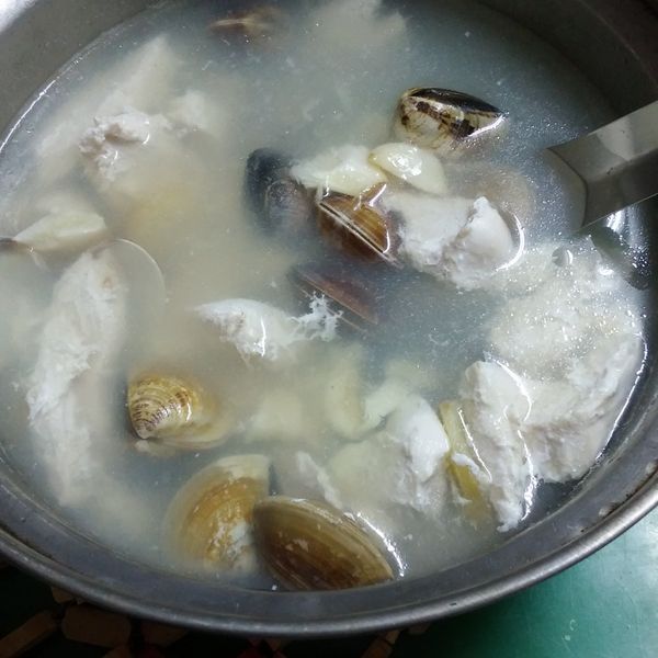 蛤蜊蒜頭雞湯_電鍋料理 湯頭濃郁秘訣 : 瑞比一起做