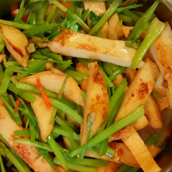 芹菜炒甜不辣 : yuli一起做