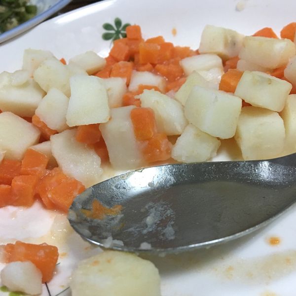 乾炒紅蘿蔔馬鈴薯 : 阿鼬一起做