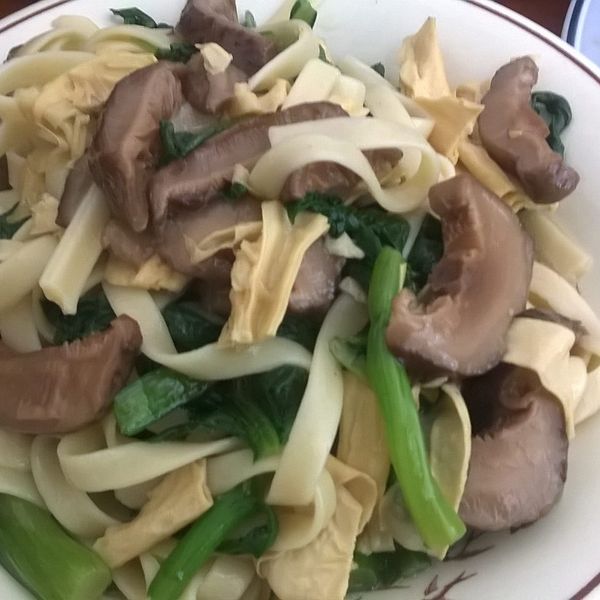 薑黃香菇肉絲炒麵：愛咪獎 一起做