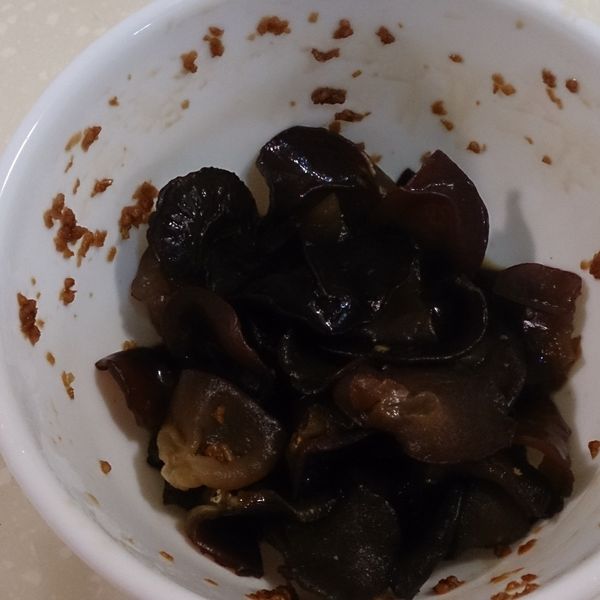 涼拌黑木耳:小兔 一起做