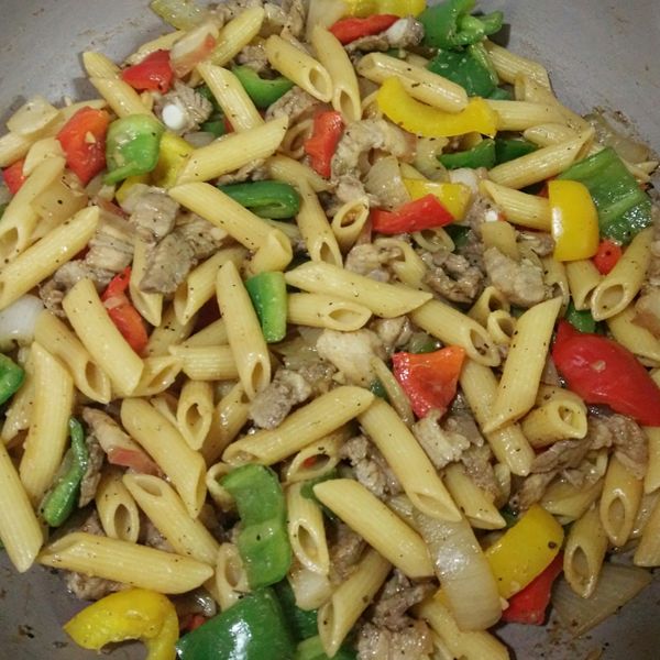 輕鬆好餐--臘肉青椒炒通心麵--：螞蟻 一起做