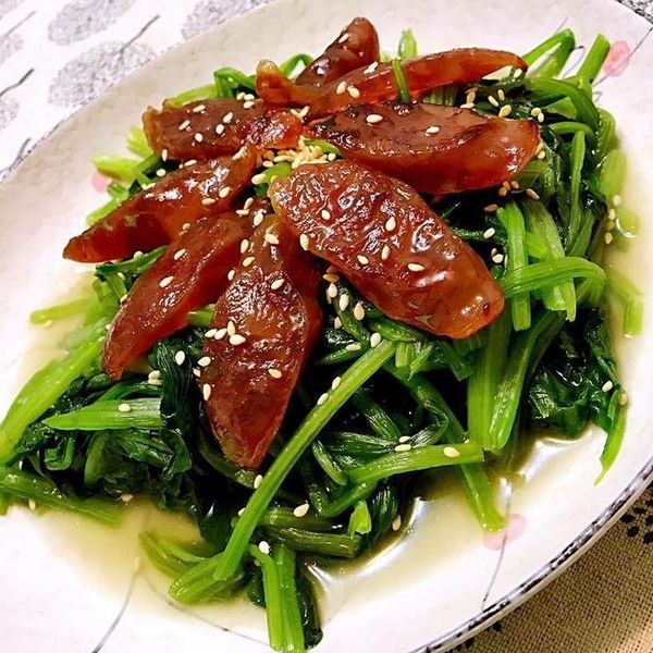 臘腸炒菠菜：Yi-Chi Jan 一起做
