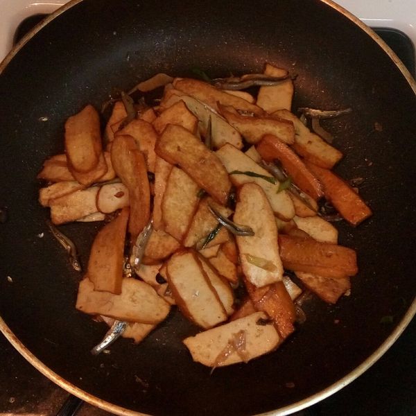 蒜苗豆鼓炒豆干小魚乾：天天人 一起做