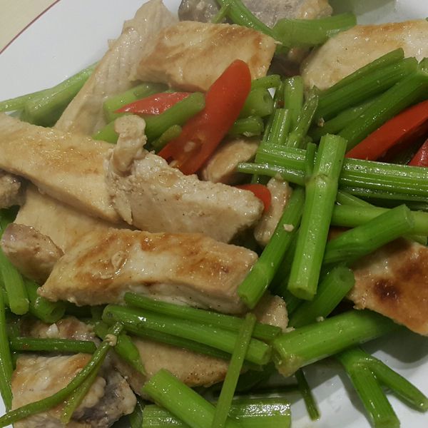 鮮味芹菜炒鯊魚：廷廷 一起做