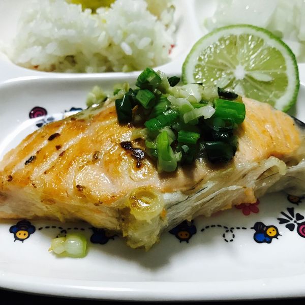 餐桌上的人妻料理*乾煎蒜香鮭魚。 : 陳醬醬一起做