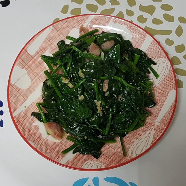 臘腸炒菠菜：lulu 一起做