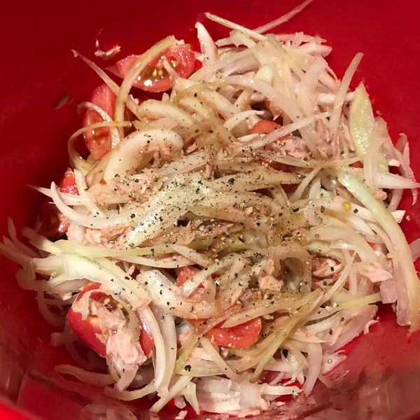 涼拌鮪魚洋蔥 : 因為很懶又喜歡芽字所以叫懶芽兒一起做