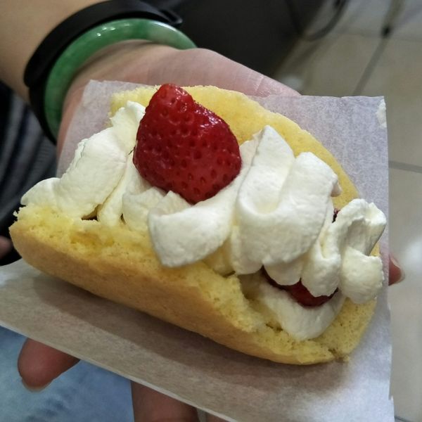 韓國流行排隊甜點。草莓蛋糕捲 : 鄭鴨芳一起做