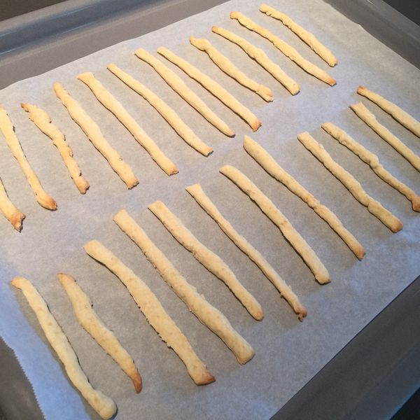 【親子料理】脆脆原味餅乾棒：Aaris Chuang 一起做