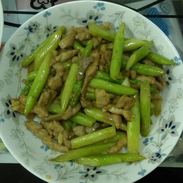 綠蘆筍炒豬肉片：可因 一起做