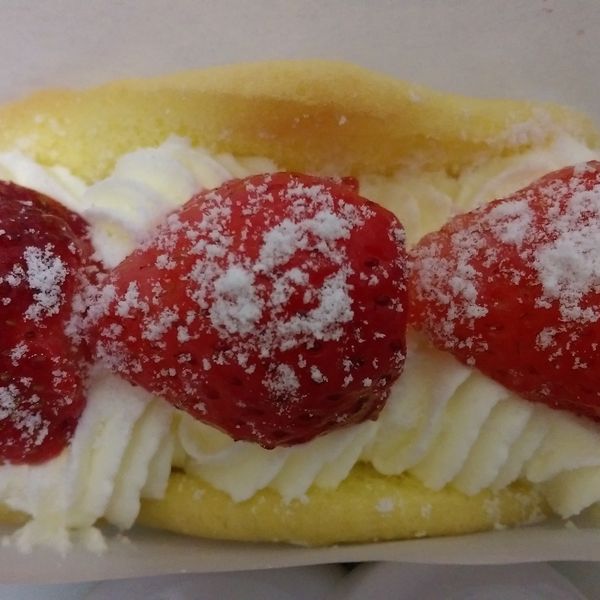 韓國流行排隊甜點。草莓蛋糕捲 : 曾芳芳一起做