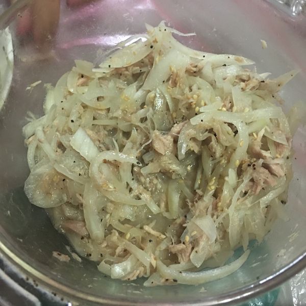 涼拌洋蔥鮪魚：Q小妞 一起做