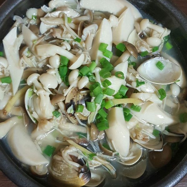 菇菇蛤蠣湯：小舒 一起做