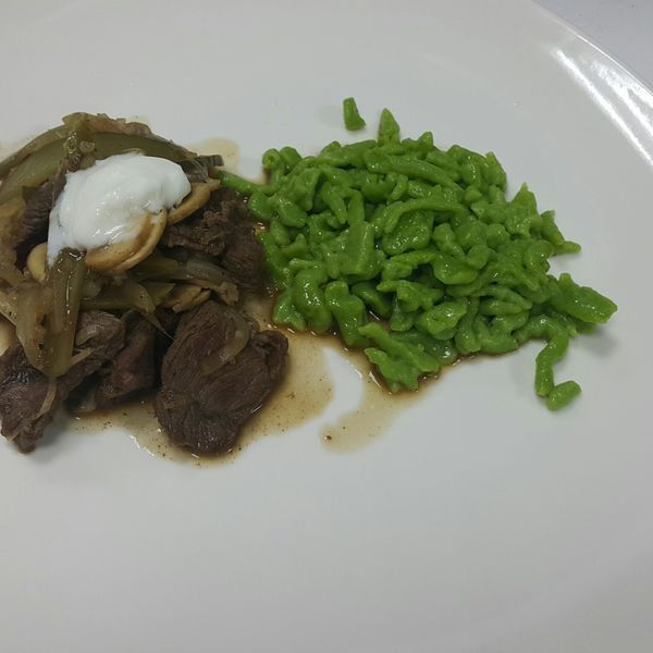 西餐丙級-羅宋炒牛肉附菠菜麵疙瘩 : 乙227陳柔亦一起做