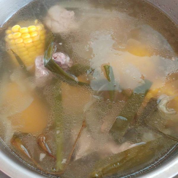 玉米排骨湯~~家常菜料理 : 丙347吳奕俊一起做