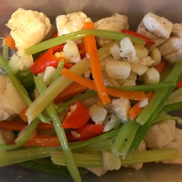 芹菜炒鯊魚 : 周日懷一起做