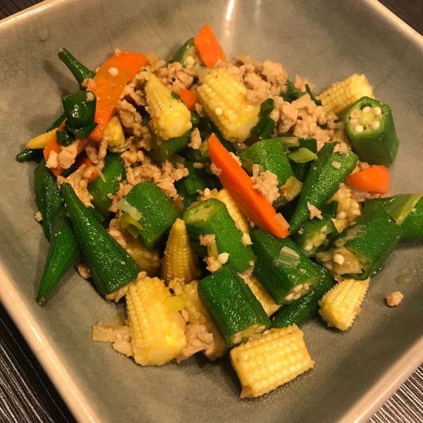 秋葵炒火腿玉米筍：Monica 一起做