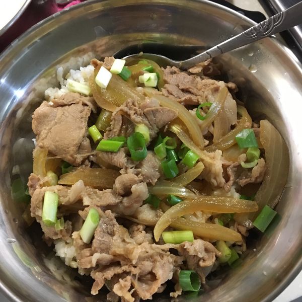 壽喜燒豬肉丼飯 : 魏金配一起做