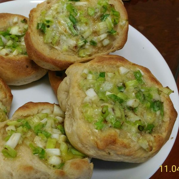 台式青蔥麵包。蔥阿胖
家常烘焙。早餐 : 菁菁一起做