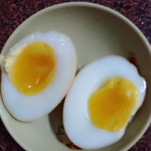 蛋黃呈現膏狀的溏心蛋：泡泡 一起做