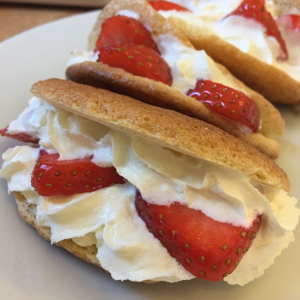 韓國流行排隊甜點。草莓蛋糕捲：R9 一起做