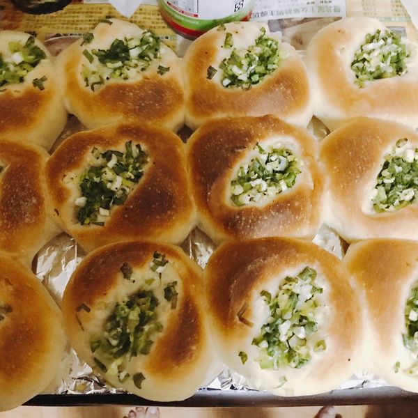 台式青蔥麵包。蔥阿胖
家常烘焙。早餐：雅 一起做