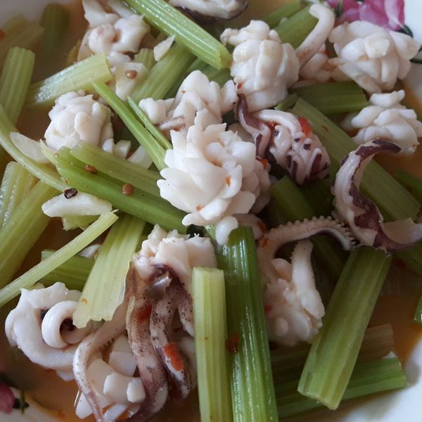 芹菜炒花枝 : 萱媽一起做