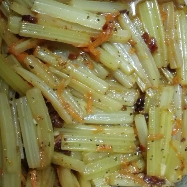 涼拌芹菜 : vicci一起做