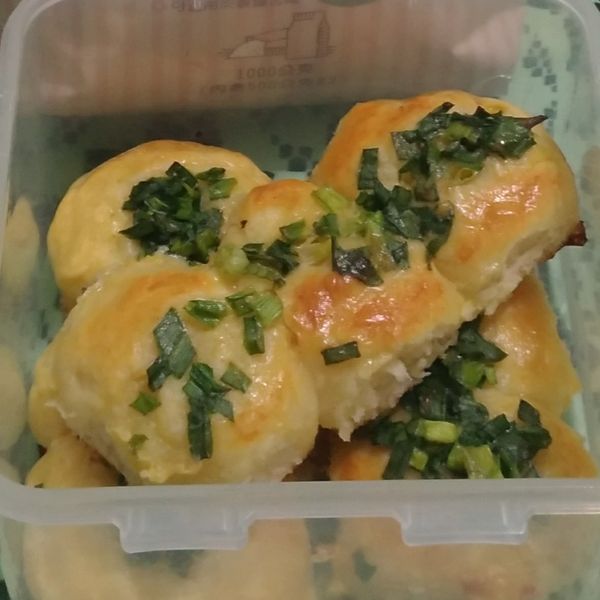 台式青蔥麵包。蔥阿胖
家常烘焙。早餐：阿玲~三寶貝的媽 一起做