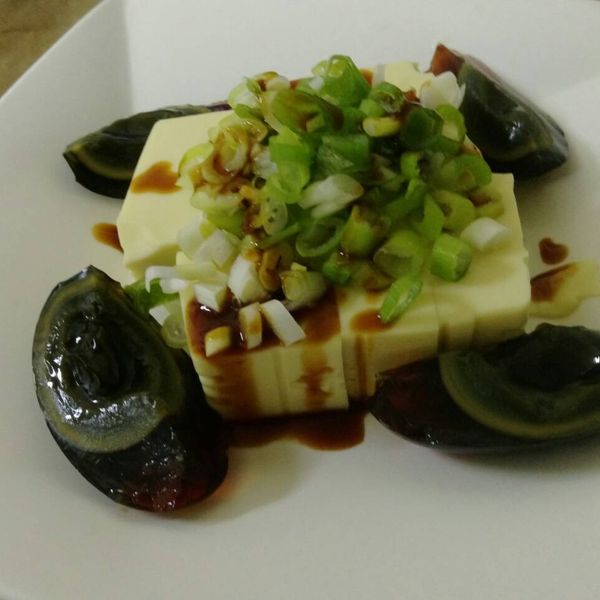 蒜香皮蛋豆腐：乙239邱一修 一起做