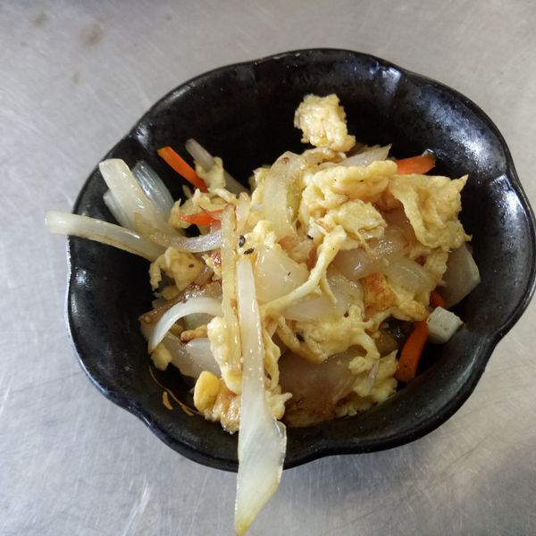 洋蔥炒蛋 : 乙227陳柔亦一起做