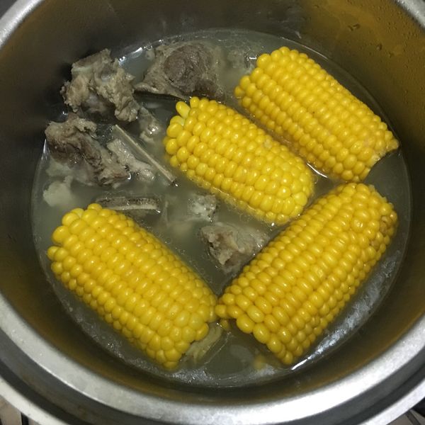 玉米排骨湯~~家常菜料理 : 丙360徐煒翔一起做