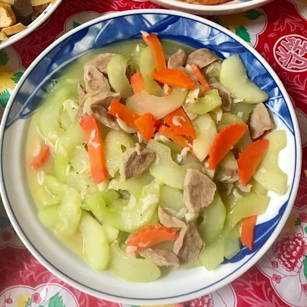 Olivia♥貢丸燴大黃瓜（簡單家常菜）：Wan Chiao 一起做