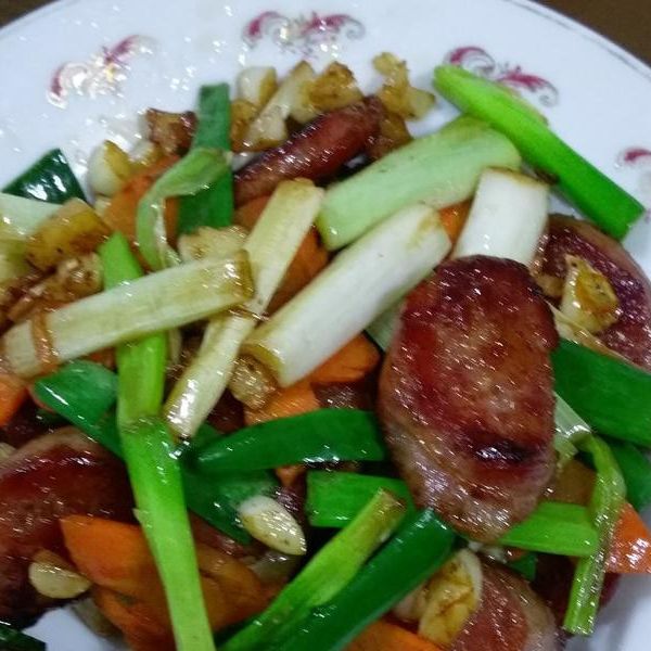 蒜片炒香腸~~簡易家常菜 : 乙211白新佑一起做